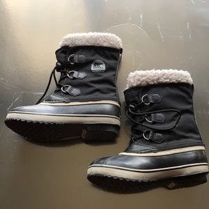 SOREL like new kids snow shoes size 3 with box